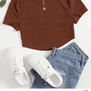 Topp - Fin topp från SHEIN. Använd fåtal gånger, köparen står för frakten! 😊