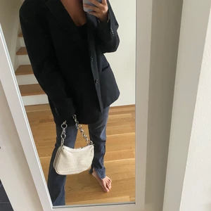 Beige väska - Beige väska i dovt ormskinnsmönster med silverkedja😍