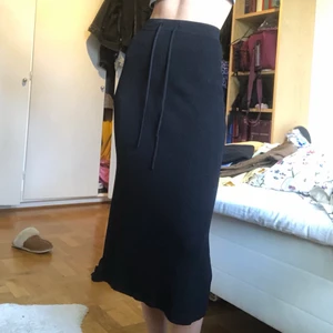 J Lindeberg kjol - en magisk svart J Lindeberg kjol som har jättefint fall.  Den är i ett lite tjockare material som gör den lite tyngre o faller därför jättefint. Den har fina detaljer som tyvärr va svåra att få till på bild men den sista bilden är mitt försök🙏 den är lite klockad som ni kan se, väldigt fin o nästa oanvänd då jag inte trivs i kjol. nypris är över 1000kr så detta är ett asbra pris! 