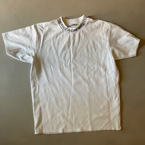 Acne T-shirt - Använde ett fåtal gånger. Inga fläckar och ser helt ny ut. Storlek S. Köpt för 1399 kr. Pris kan diskuteras.