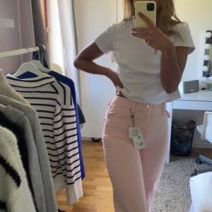 Säljer dessa snygga rosa jeans från Zara i storlek 36💘 Prislapp kvar!