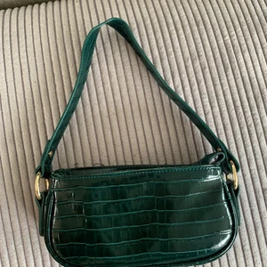Baguette väska - Väska från ASOS som är i nyskick💕material: ormskinn (inte äkta) i färgen mörkgrön 🤎pris kan diskuteras. Hör av dig vid frågor 💕