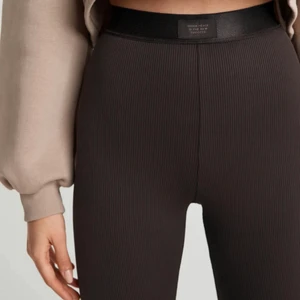 Bruna ribbade byxor - Såå bekväma bruna, ribbade träningstights🌟 nypris: 300. Säljer eftersom jag har andra liknande och dessa inte kommer till användning , de är helt nya! Passar även S🤎