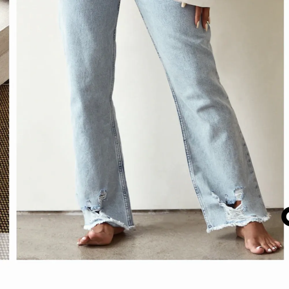 Ett par supersnygga jeans från pretty little thing. Från deras shape kollektion så de går in mer i midjan. Storlek 8 alltså 36. Helt oanvända med lappen kvar. . Jeans & Byxor.