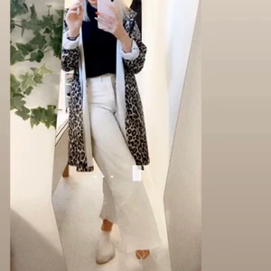 Vita utsvänga Jeans - Vita raka jeans som tyvärr inte kommer till användning längre, sitter bra på för mig som har storlek 34/36 på jeans. 