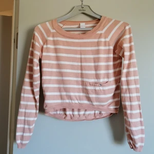 Randig tröja - Randig tröja med en liten ficka, den är i storlek XS men passar absolut en M (jag själv skulle själv beskriva den som croppad). I bra skick trots använd en del 😊 