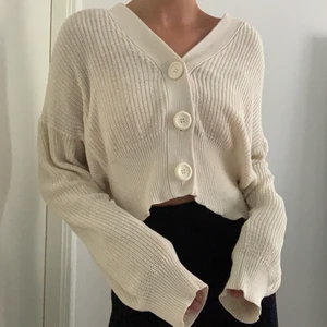 Kofta - Sjukt söt beige kofta. Köpt på en secondhandbutik och lapparna är bortklippta så vet inte vart den är ifrån. Storleken uppskattas till S. Fint skick, inga fläckar, revor eller liknande. Frakt 40 kronor tillkommer.