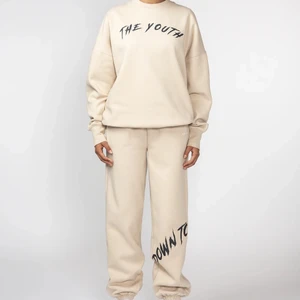 NICKISTUDIOS - Joggingset från NICKISTUDIOS. Knappt använt (har två av samma set) så kommer sälja detta. Bästa kvaliten. Köpt för 2000kr. Strl XS men med oversize fit som syns på bilden. (Modellen har också XS)