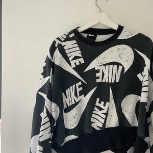 Nike sweatshirt - En tröja från NIKE med logga över hela tröjan. Stl M. Lite kroppad / boxig i modellen. Använd ett fåtal gånger & är i fint skick! 