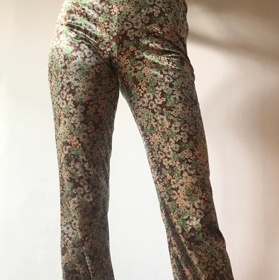 Flare-byxor i sammet