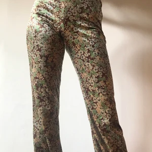 Flare-byxor i sammet - Ett par ursnygga blommiga sammetsbyxor från Zara! Köpta här på Plick, säljer dem för att de är för stora i midjan på mig :’(  Väldigt långa, går ner över fötterna på mig som är 168 cm. Byxorna är i storlek S med 69 cm i midjemått! Bara att kontakta mig om du har några fler frågor ☺️✨