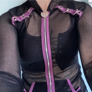 Living Dead Souls nät hoodie - (Lägger up igen) Nät hoodie av de populära emo märket Living Dead Souls. Märkt som storlek s men mer som en xs Köparen betalar för frakten 