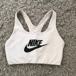 Vit sportbh från nike. Bra skick och ingen skada på trycket. Storkel M. Spårbarfrakt tillkommer.