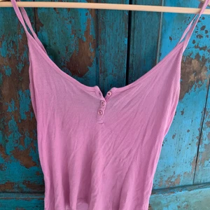 Linne - Fint lila linne som jag köpt secondhand, knapt använt av mig. 