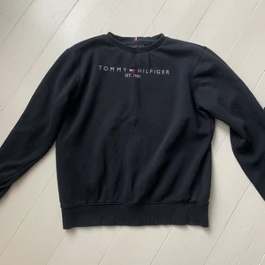 Tommy hillfiger - En Tommy hillfiger tröja som nästan aldrig använts, den har storlek 176 så passar folk som har Xs/s i storlek. Inga fläckar. Skriv vid intresse 