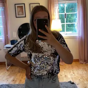 Säljer denna lite mer festligare toppen från BikBok i storlek XS. Aldrig använd så är i bra skick. Skicka gärna till mig om fler bilder önskas ✨💘