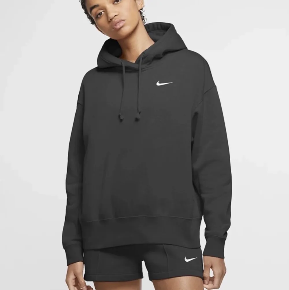 Svart Nike hoodie i storlek 147-158, 12-13 år (inte exakt den på bilden men nästan, har tex inga snören) Passar mig som har xs. Köpte här på plick men säljer för vill gärna ha en annan färg. Begagnat men bra skick. Frakten ingår ej🥰. Hoodies.