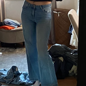 Jeans från Dr. Denim - Säljer nu dessa snygga mid-rise jeans från Dr.Denim då de enligt mig blivit för korta på mig som är 180. Är i strl 27/32 och är i bra skick! 💖 köpare står för frakten