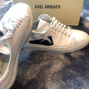 Axel arigato skor, Säljer pga fel storlek.
