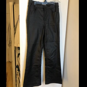 Raka skinn byxor stl 36/38 - Raka skinn byxor som är kortare i modellen, det är INTE ÄKTA skinn! Byxorna är som nyköpta för att jag bara använt dom 1 gång. Byxan i sig är ganska töjbar och töjer sig jätte bra beroende på vilken kroppsform man har💗 frakten står du för (60kr)🥰