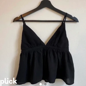 svart linne  - Säljer detta trendiga linne köpt från zalando. Knappt använd, i jättebra skick! Kom privat för fler bilder💘💘💘 SÄLJER ÄVEN ETT LIKANDANT FAST I BEIGE💗