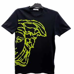 Versace Collection T-shirt - En Versace Collection tröja som jag köpte för 1 år sedan i Spanien som jag har tagit hand om mycket bra. Denna t-shirt är en limited edition och den är mycket svår att få tag på, den är slutsåld i alla webbsidor som jag har sett. Nypris var €230. Den är i princip i nyskick och dess kvalité är mycket fin. Skriv jättegärna till mig om ni har några frågor eller om ni vill se hur den ser ut på mig! Jag möts i Stockholm eller fraktar om köparen står för frakt.