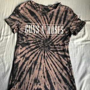 Tie dye Guns N’ Roses tröja  - Storlek M, nästan aldrig använd.