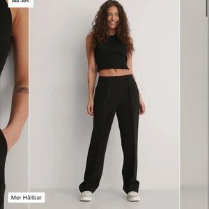 Kostymbyxa - Kostymbyxa från Nakd, aldrig använda med prislappen kvar. Slutsålda vilket gör att startpriset ligger på 349kr, annars kan jag lika gärna skicka tillbaka dem.