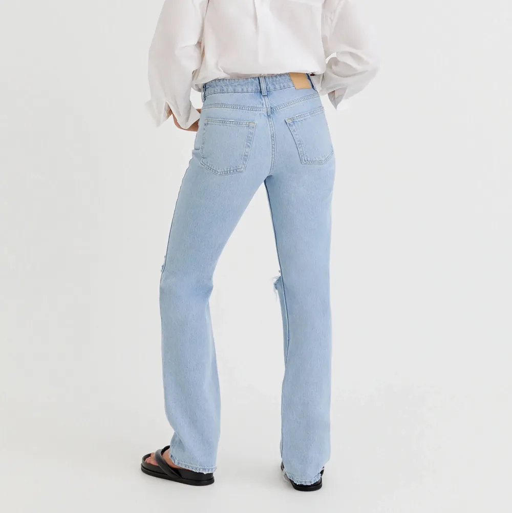 Fina jeans från pull & bear med medelhög midja, storlek 40 och sitter bra på mig som är 174☺️ knappt använda!. Jeans & Byxor.