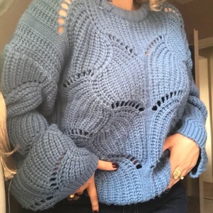 Blå stickad tröja storlek M - Fin blå stickad tröja i storlek M. Lång och pösig i armarna som ger en oversized passform.