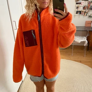 Orange jacka från Fila - Säljer min jacka från Fila i strl M. Använd någon enstaka gång, som ny! Finns i Stockholm 