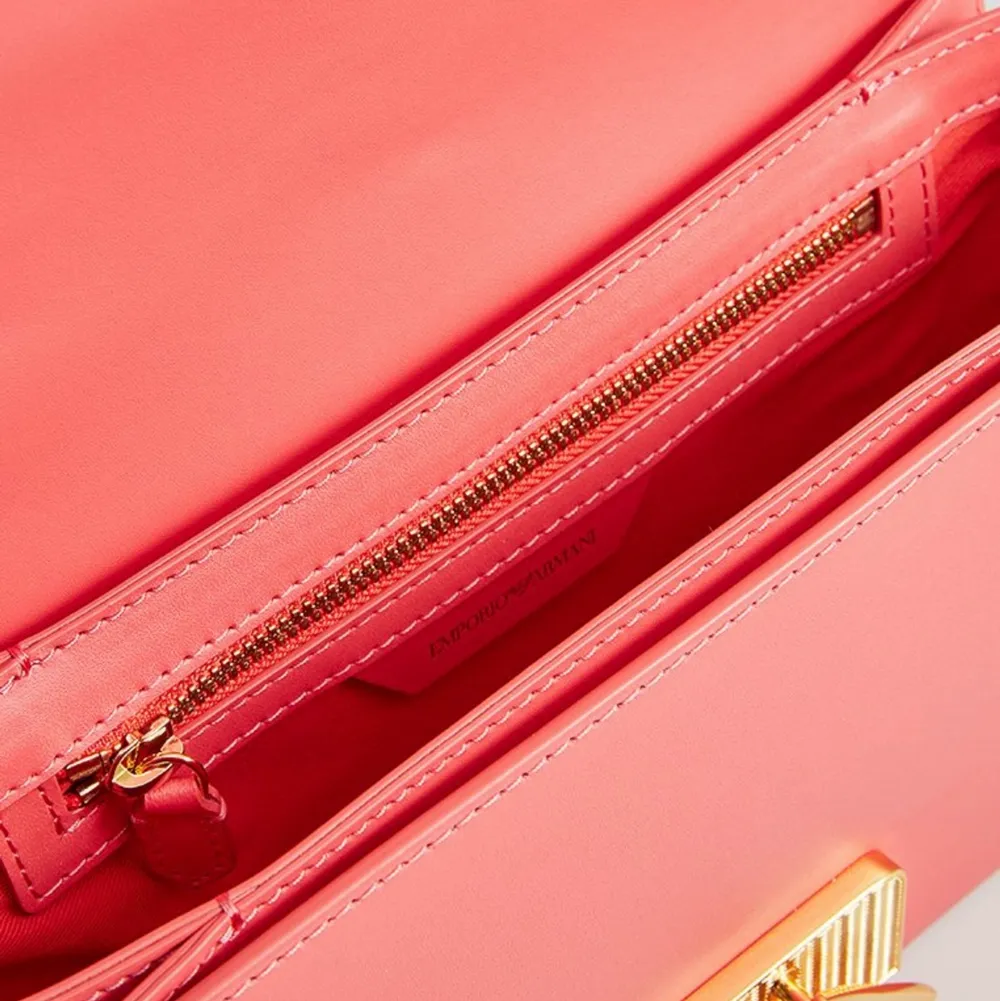 New!! Pink Armani Bag . Väskor.