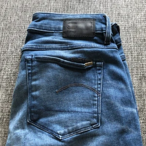 G-Star Raw jeans. - Blåa jeans från G-Star Raw. Mellan hög midja. Storlek 28 Längd 32. Aldrig använda. Ett felköp av mig. Katt finns i hemmet. 
