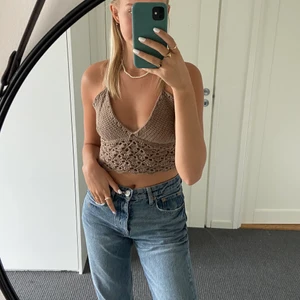 Virkad topp - Supergullig brun topp som jag har virkat själv❣️ Knyts i nacken och vid ryggen vilket innebär att passformen kan justeras. Skulle eventuellt också kunna virka liknande på beställning om önskas