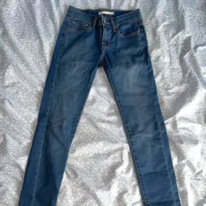 Blåa Levi’s jeans i storlek 24, knappt använda. 
