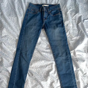 Levi’s jeans w 24 - Blåa Levi’s jeans i storlek 24, knappt använda. 