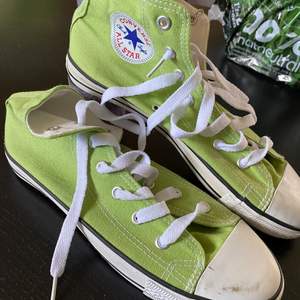 Aldrig använda gröna Converse i storlek UK6/EU39. Den ena skon är lite smutsig på tån.