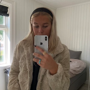 Pälsjacka - Säljer min pälsjacka från Vero Moda! En fin beige färg som passar till de mesta, skicka vid intresse!🤍🤍🤍