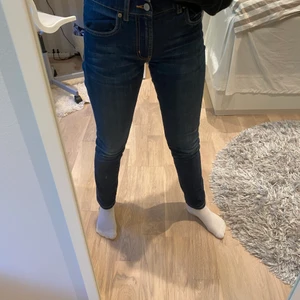 Lågmidjade jeans  - Säljer dessa fina mörkblå Levis jeans🥰 Jag är 1,57 lång och de är vid anklarna till mig🥰Jeansen är bara använda några fåtalgånger och är i ett otroligt bra skick🥰100kr + frakt 