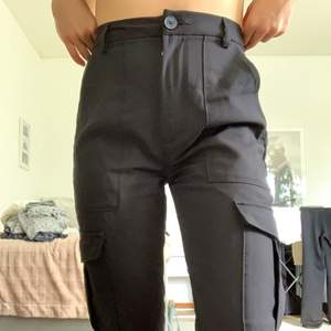 Svarta byxor från Bikbok med fickor och knappdetaöjer. Mycket bra skick. 