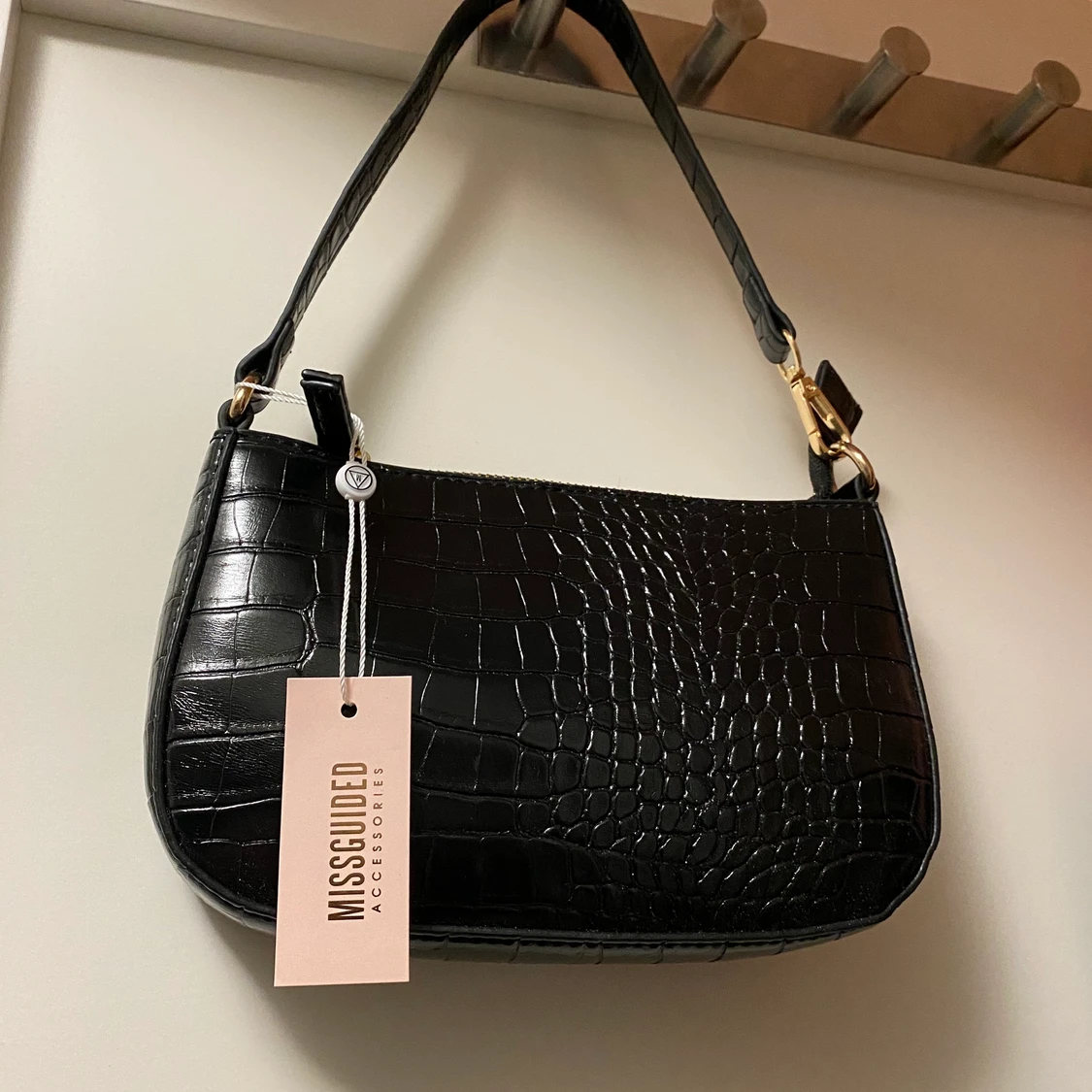 Liten axelremsväska från misguided