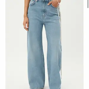 Ljusblåa jeans från Weekday i modellen Ace! I nyskick. Kan mötas upp eller frakta!