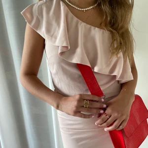 Ljusrosa klänning - Säljer min jättefina ljusrosa one-shoulder klänning med volang. Aldrig använd, är bara provad några gånger😂 passar stl xs/s. 