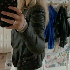 Skinnjacka  - Skitsnygg skinnjacka som jag nu säljer pga att den inte kommer till användning längre ❤️