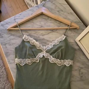 Spetslinne  - Säljer mitt fina linne som aldrig är använd, alltså nyskick.💞 Den är i storlek xs men sitter som en s men kan passa xs till m beroende på hur man föredrar den.💕 Den är i ett väldigt stretchigt material.💗💗