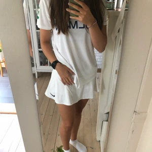 Vit Tenniskjol Nike  - Superfin tenniskjol från nike. Det är storlek M men passar på XS eller S ❤️ jag är en storlek S/M och den sitter ganska tight på mig samt är inte så hög i midjan❤️ köparen står för frakten.