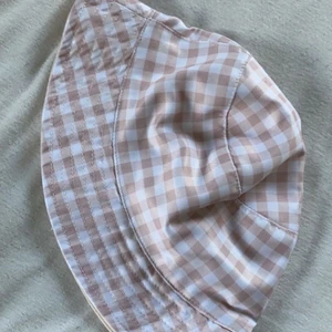 Fiskhatt  - En rutig fiskhatt från bikbok. Jättefin. Säljer den pga att den inte kommer till användning. 