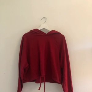 Mjuk hoodie - Supermysig röd hoodie i mycket bra skick! Perfekt till träning eller till vardags💖 Buda/pruta/ställ frågor i kommentarerna🌟