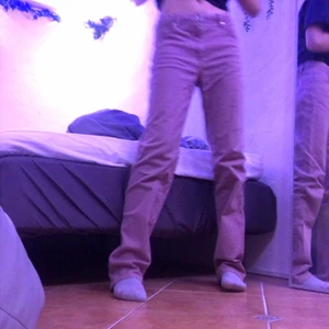 Jeans -  jeans köpta second hand. nästan inget tecken på användning. 💓 kom privat för fler bilder eller frågor 😊