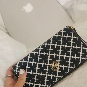 MALENE BIRGER väska/plånbok - En äkta MALENE BIRGER plånbok i ett svart vitt mönster. Nypris ca 1500 kr. 